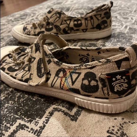 Tigerbear Republik canvas slip ons with black “rocker” print. Size 6 - Picture 1 of 3